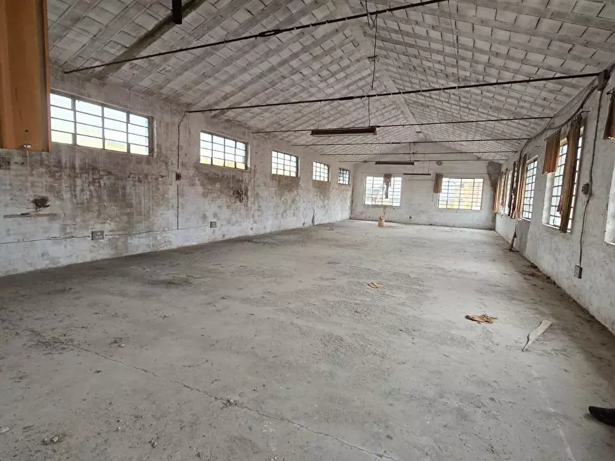 Immagine 36 di Attività artigianale in vendita  a Capannori