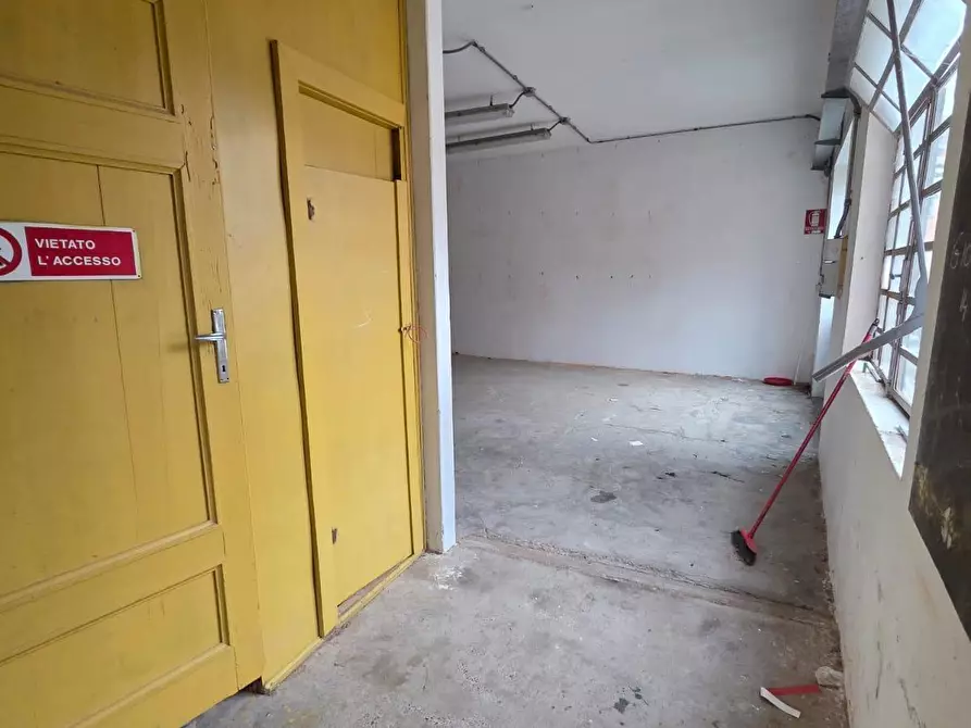 Immagine 39 di Attività artigianale in vendita  a Capannori