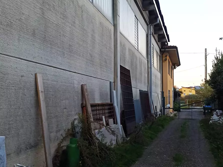 Immagine 9 di Attività artigianale in vendita  a Lucca
