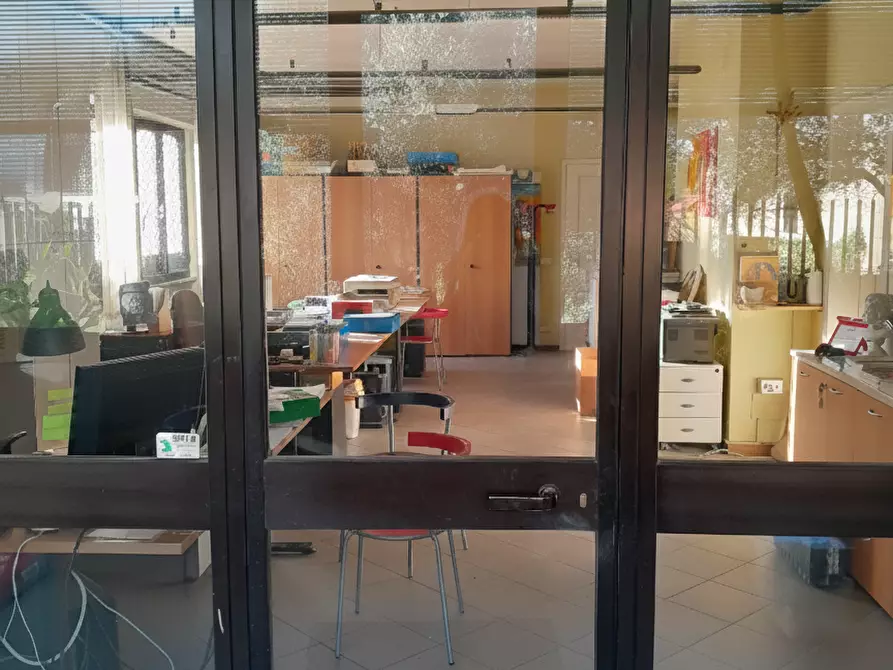 Immagine 12 di Attività artigianale in vendita  a Lucca