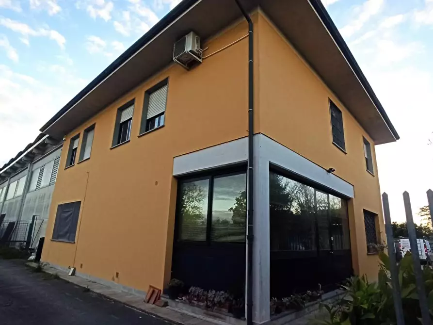 Immagine 1 di Attività artigianale in vendita  a Lucca