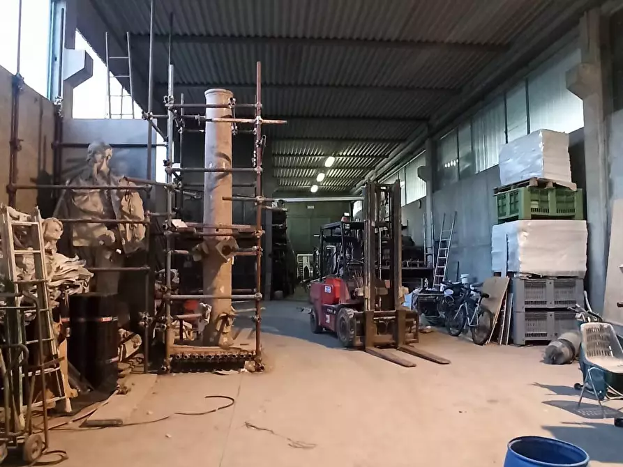 Immagine 28 di Attività artigianale in vendita  a Lucca