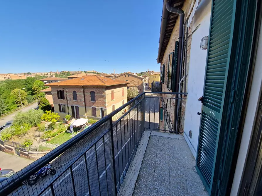 Immagine 4 di Appartamento in vendita  a Siena