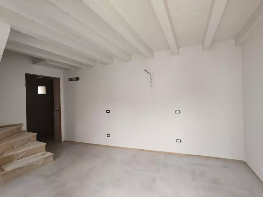 Immagine 3 di Villetta a schiera in vendita  a Massa