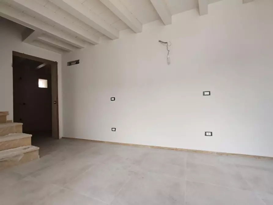 Immagine 2 di Villetta a schiera in vendita  a Massa