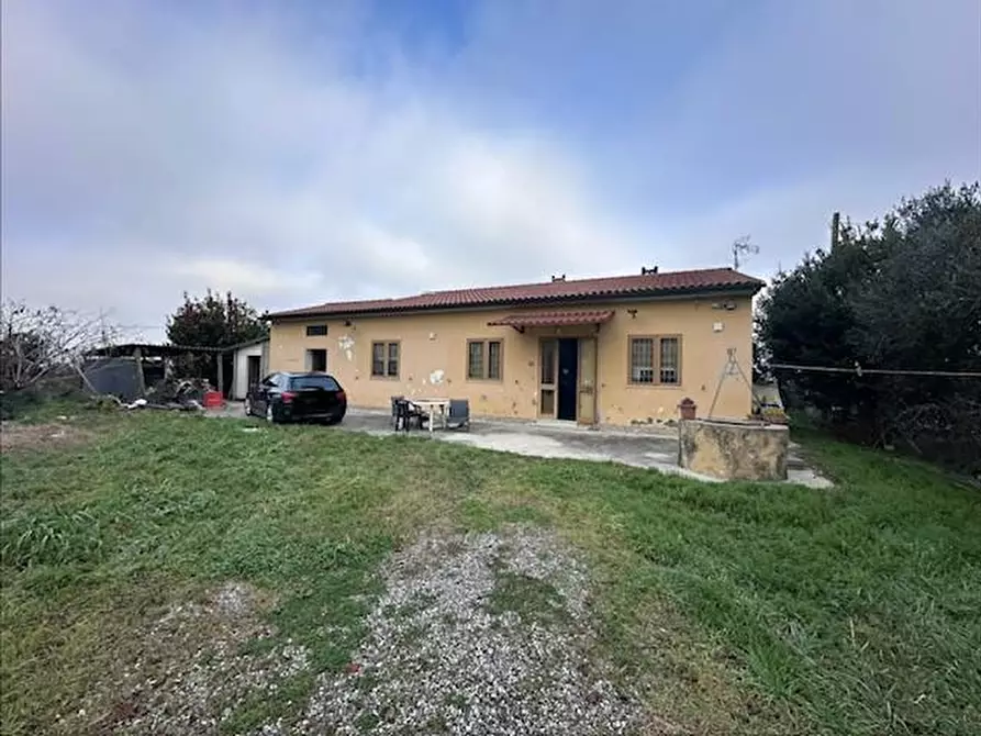 Immagine 1 di Villa in vendita  a Cascina