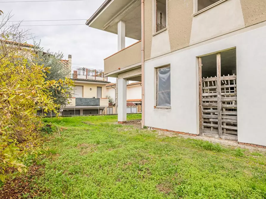 Immagine 10 di Villa in vendita  a Calcinaia