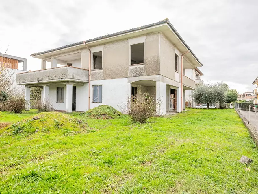 Immagine 1 di Villa in vendita  a Calcinaia