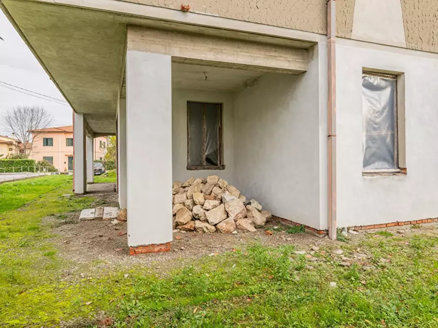 Immagine 11 di Villa in vendita  a Calcinaia