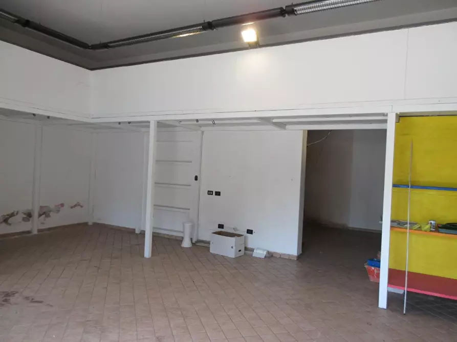 Immagine 5 di Locale commerciale in vendita  a Empoli