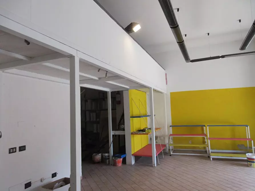 Immagine 2 di Locale commerciale in vendita  a Empoli