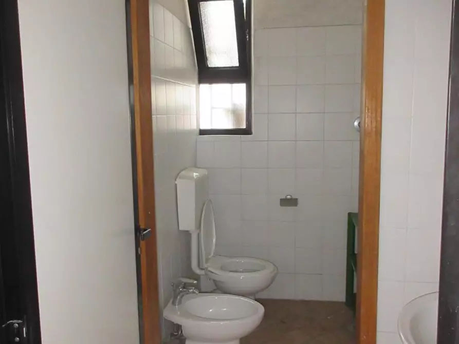 Immagine 6 di Locale commerciale in vendita  a Empoli