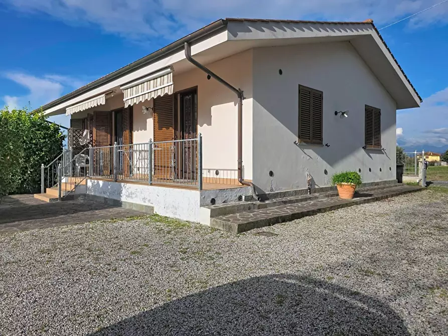 Immagine 2 di Villa in vendita  a San Giuliano Terme