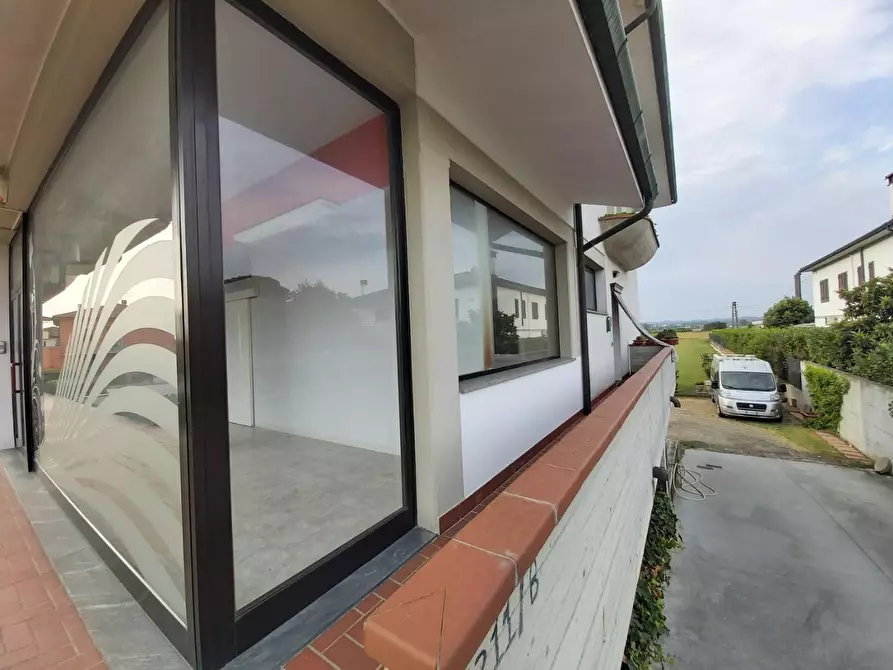 Immagine 2 di Locale commerciale in affitto  a Santa Maria A Monte