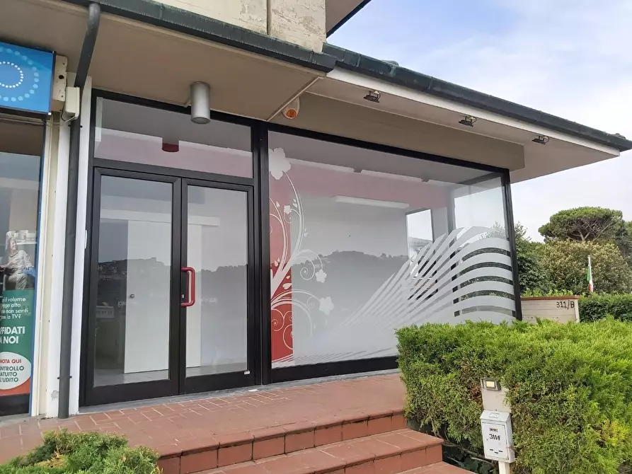 Immagine 1 di Locale commerciale in affitto  a Santa Maria A Monte