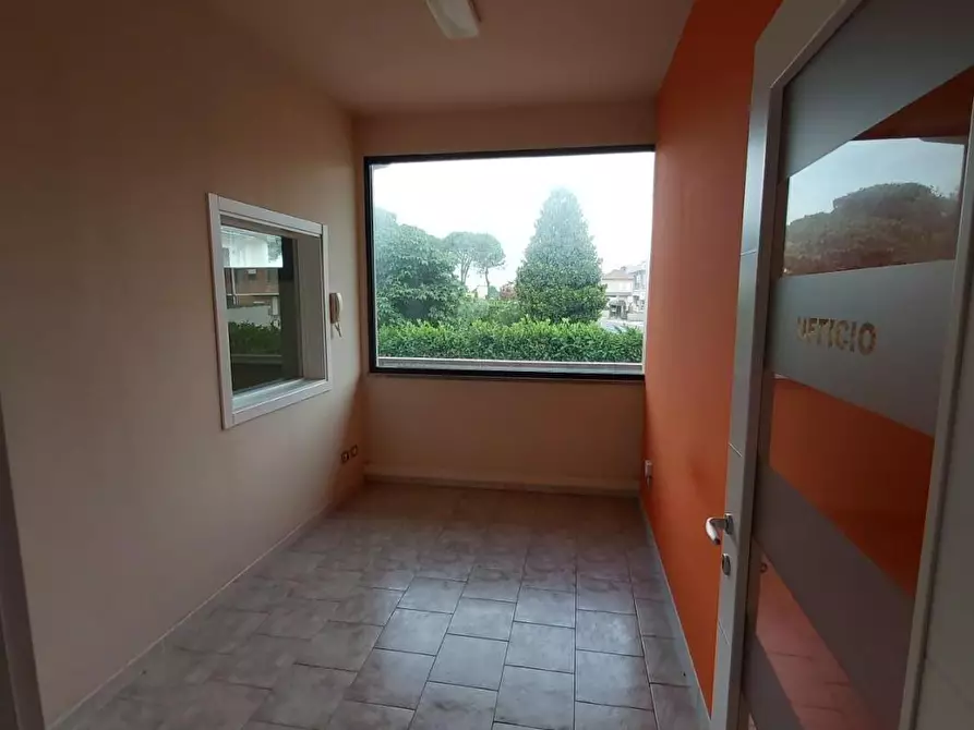 Immagine 4 di Locale commerciale in affitto  a Santa Maria A Monte