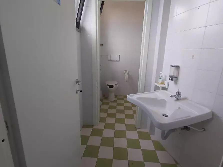 Immagine 7 di Locale commerciale in affitto  a Santa Maria A Monte