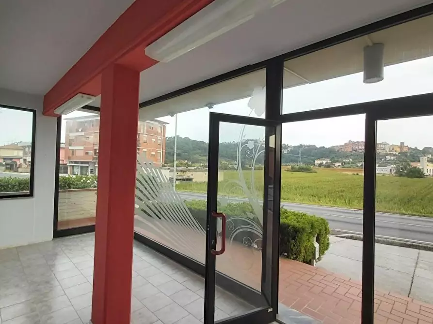 Immagine 3 di Locale commerciale in affitto  a Santa Maria A Monte