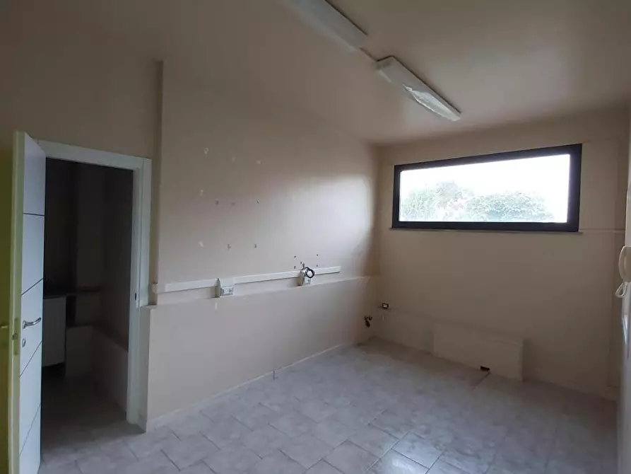 Immagine 5 di Locale commerciale in affitto  a Santa Maria A Monte