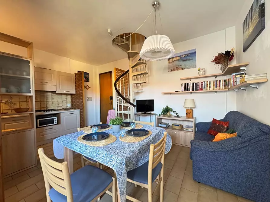 Immagine 1 di Appartamento in vendita  a Viareggio