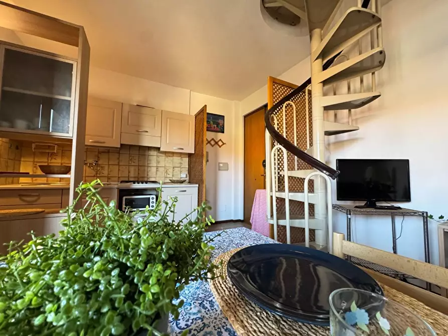 Immagine 2 di Appartamento in vendita  a Viareggio