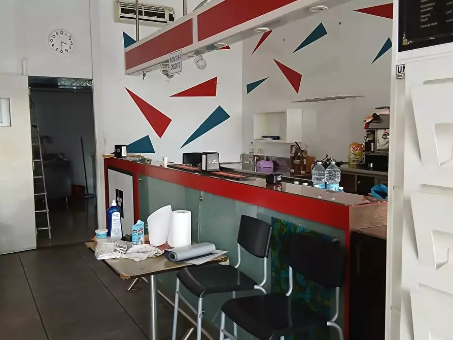 Immagine 1 di Locale commerciale in vendita  a Massa