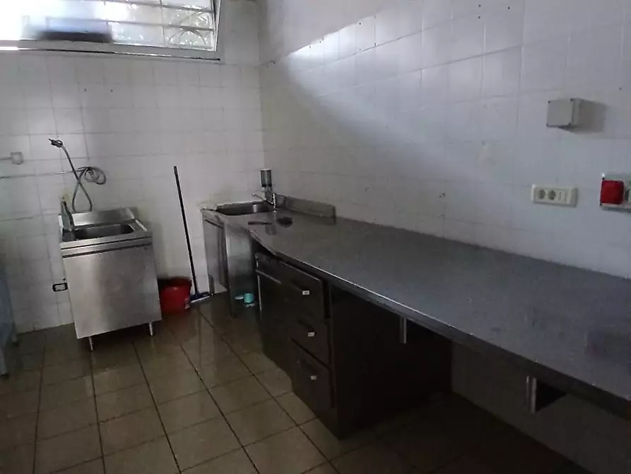 Immagine 3 di Locale commerciale in vendita  a Massa