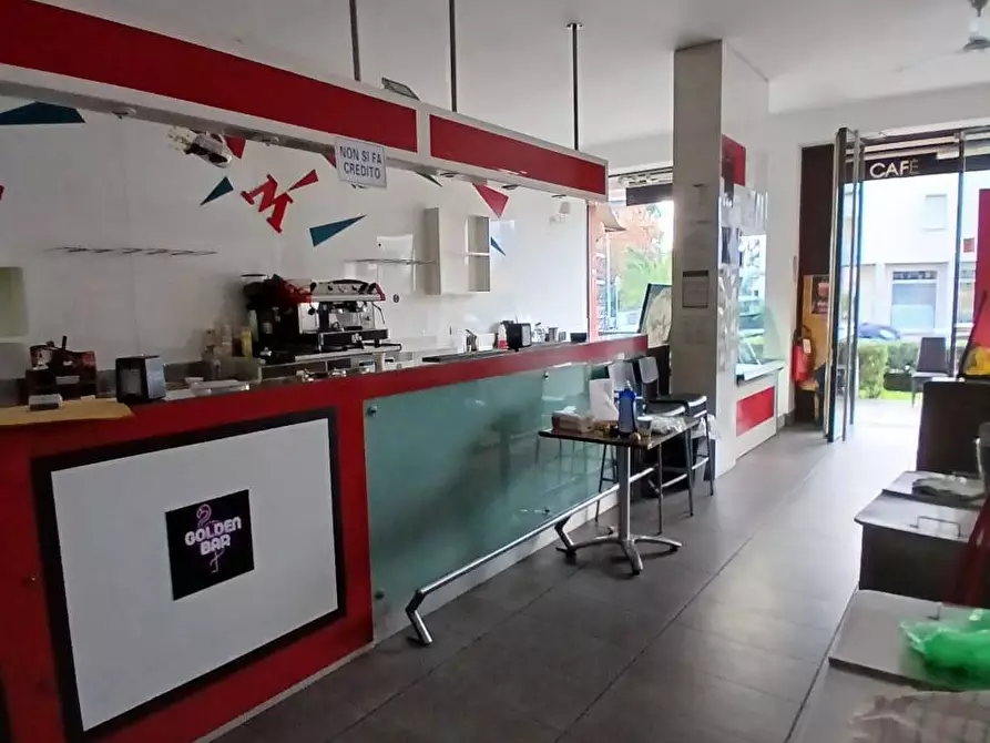 Immagine 2 di Locale commerciale in vendita  a Massa