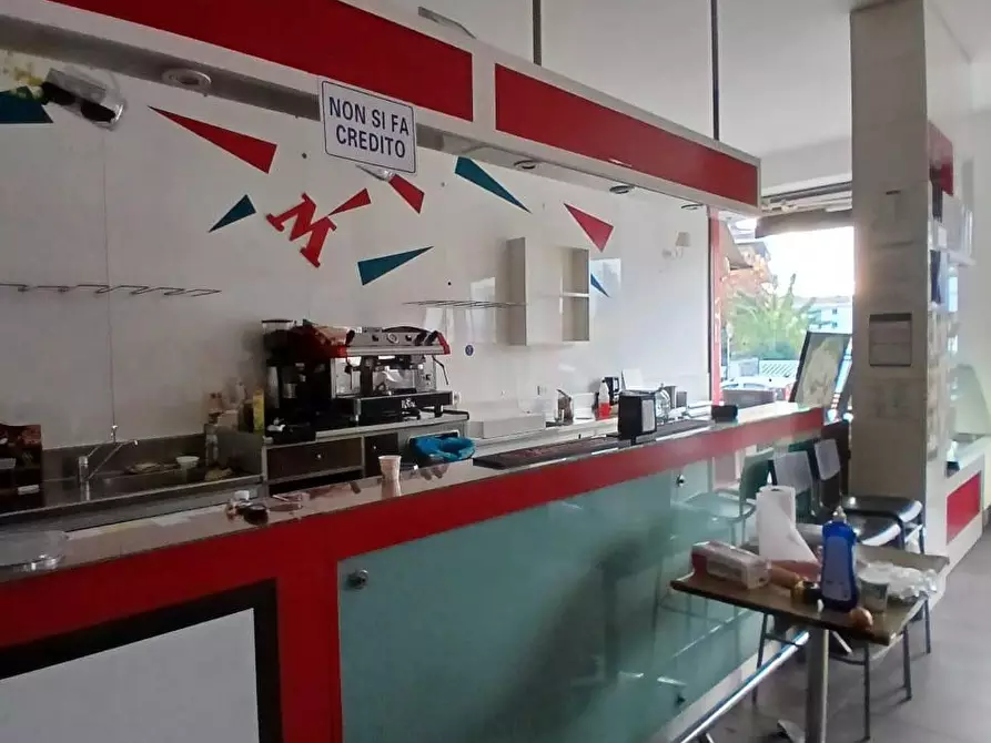 Immagine 3 di Locale commerciale in affitto  a Massa