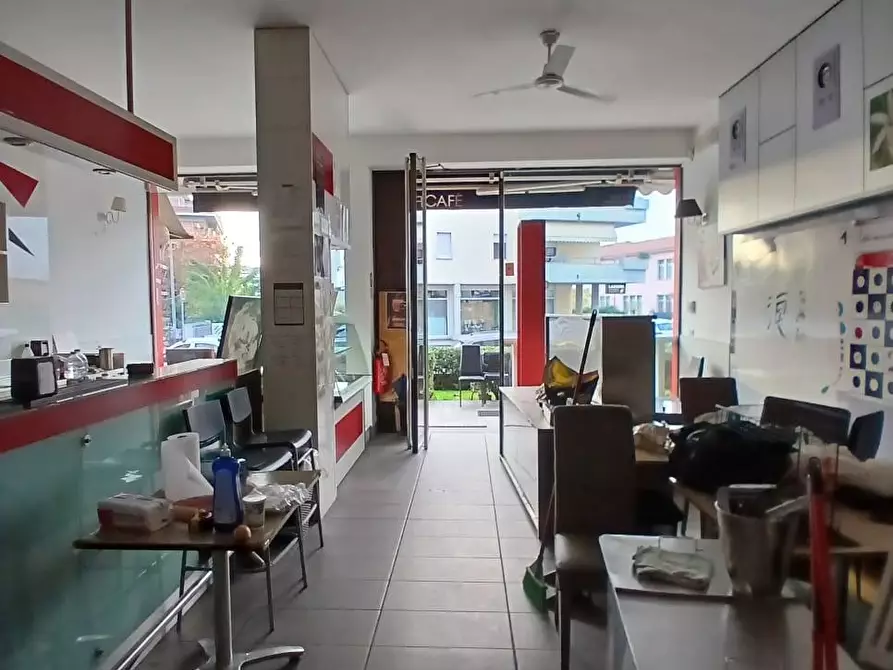 Immagine 4 di Locale commerciale in affitto  a Massa