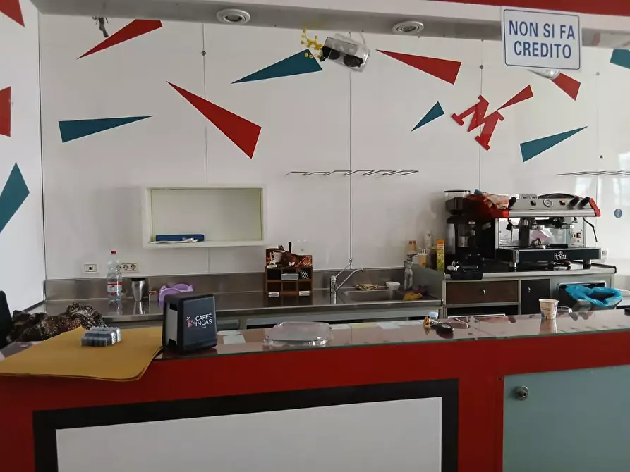 Immagine 2 di Locale commerciale in affitto  a Massa