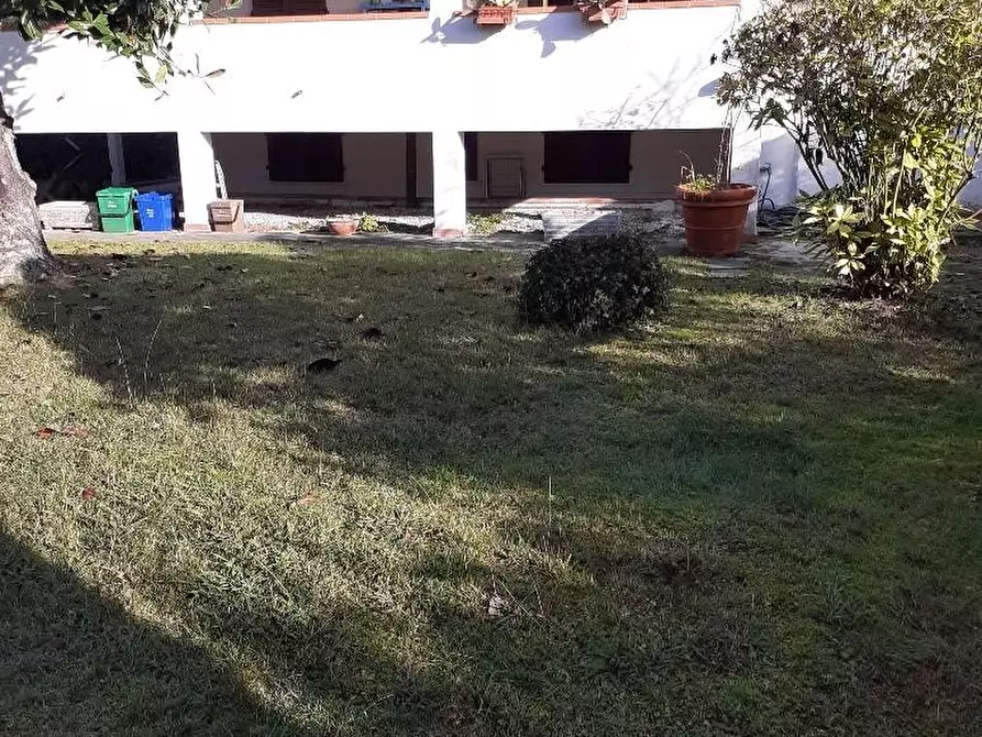 Immagine 2 di Casa semindipendente in vendita  a Massa