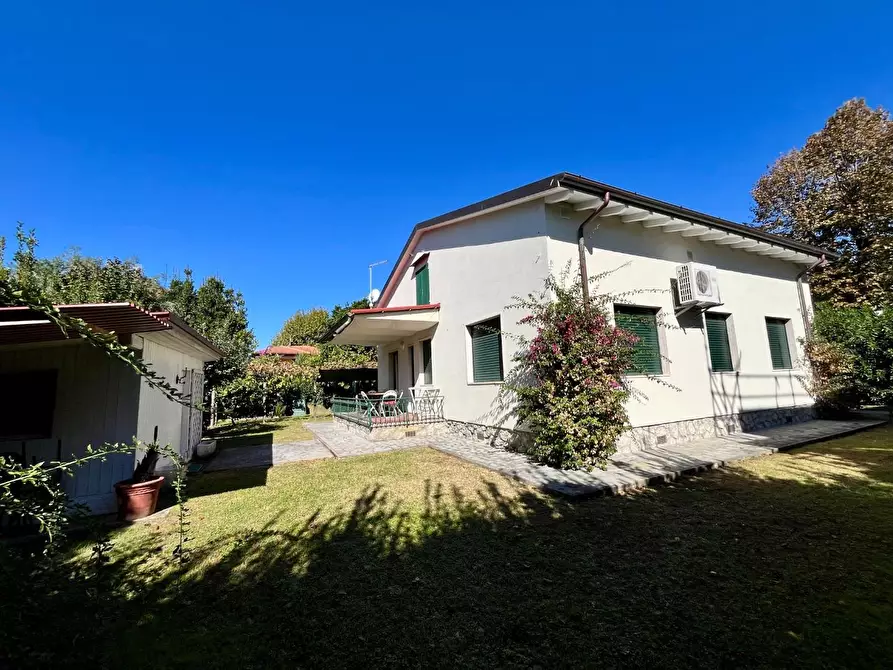 Immagine 13 di Casa indipendente in affitto  a Forte Dei Marmi