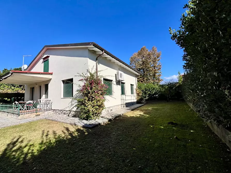 Immagine 15 di Casa indipendente in affitto  a Forte Dei Marmi