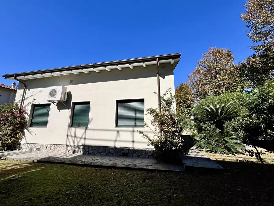 Immagine 19 di Casa indipendente in affitto  a Forte Dei Marmi