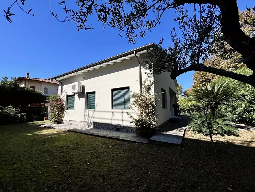 Immagine 18 di Casa indipendente in affitto  a Forte Dei Marmi