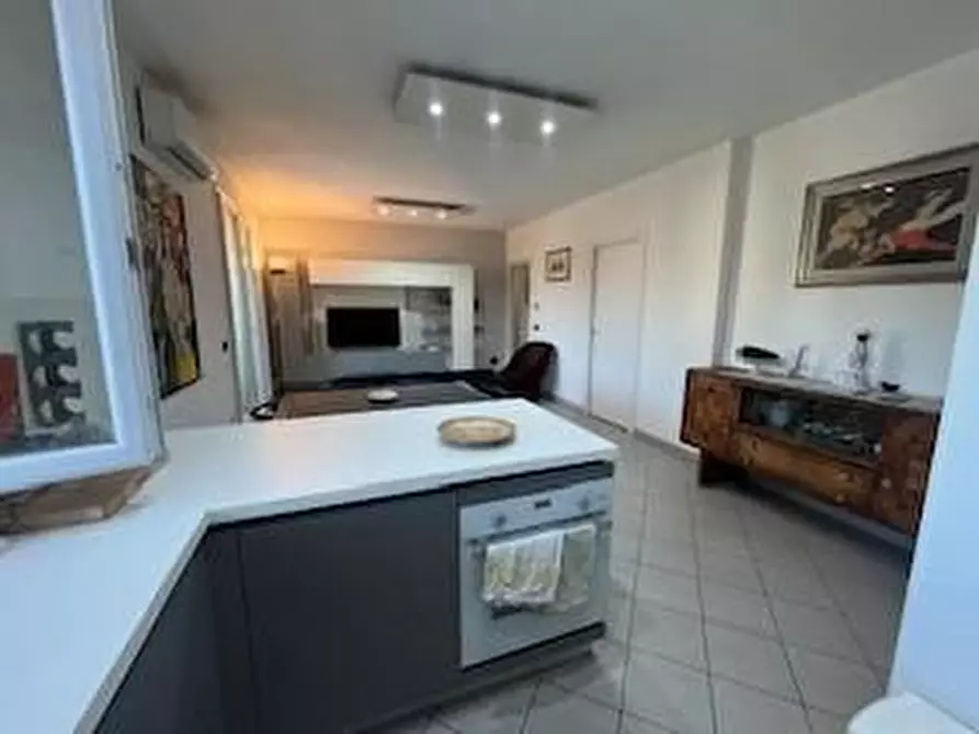 Immagine 1 di Appartamento in vendita  a Lucca