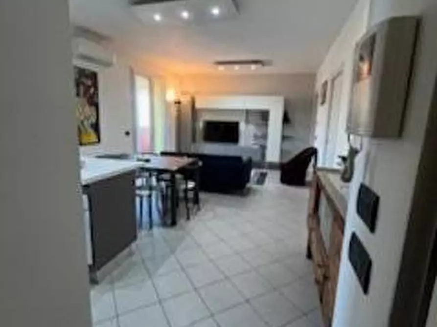 Immagine 2 di Appartamento in vendita  a Lucca