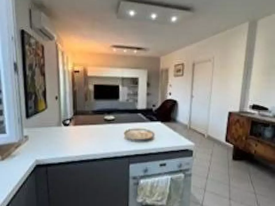 Immagine 5 di Appartamento in vendita  a Lucca