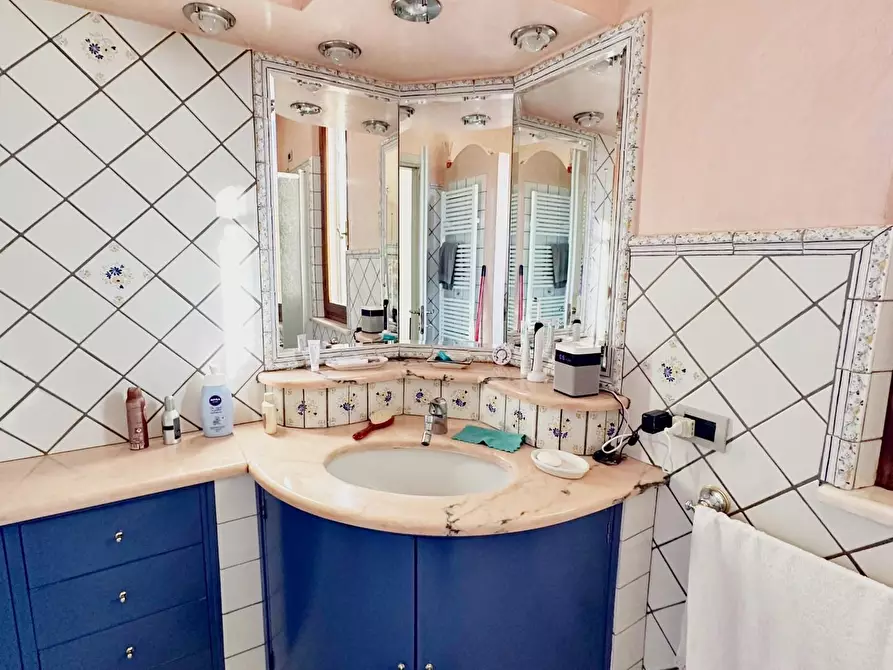 Immagine 26 di Villa in vendita  a Capannori