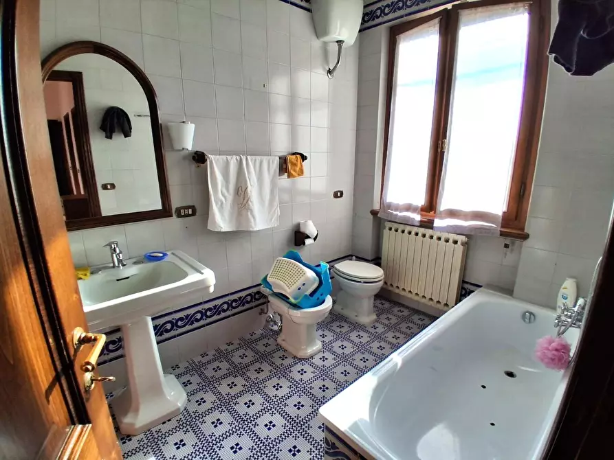 Immagine 34 di Villa in vendita  a Capannori