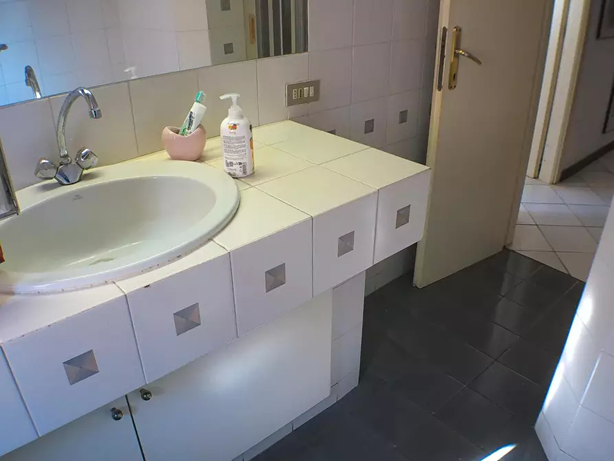 Immagine 23 di Appartamento in vendita  a Carrara