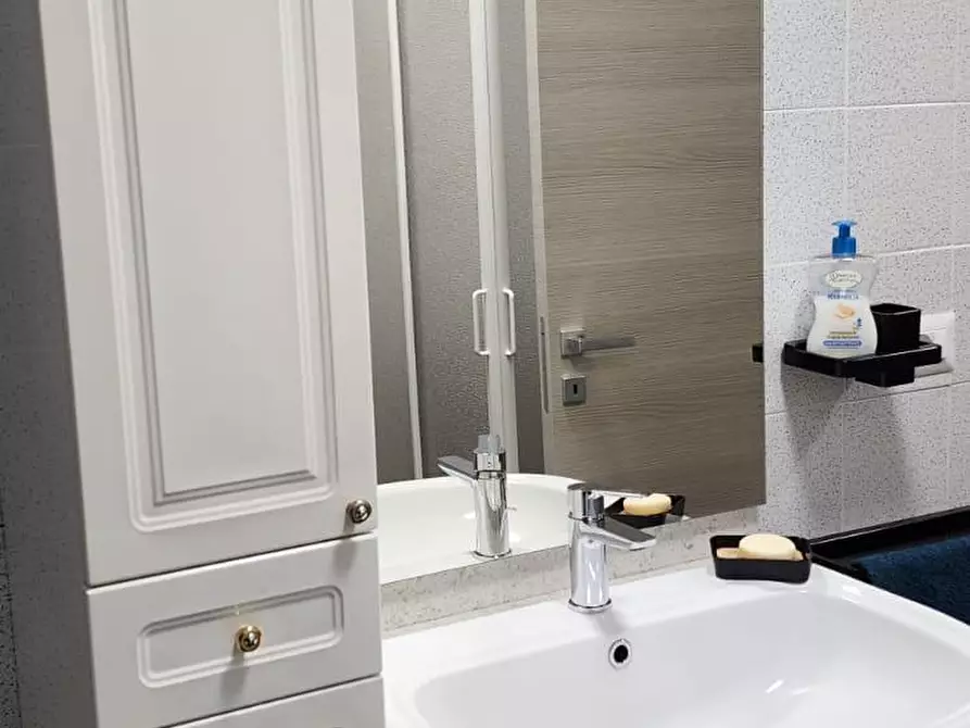 Immagine 18 di Ufficio in vendita  a Lucca