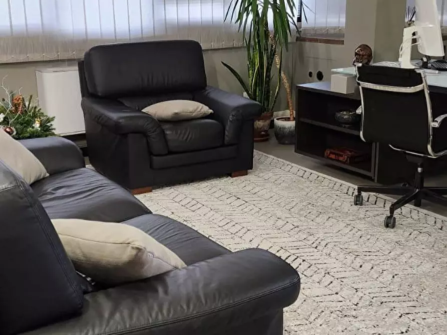 Immagine 7 di Ufficio in vendita  a Lucca