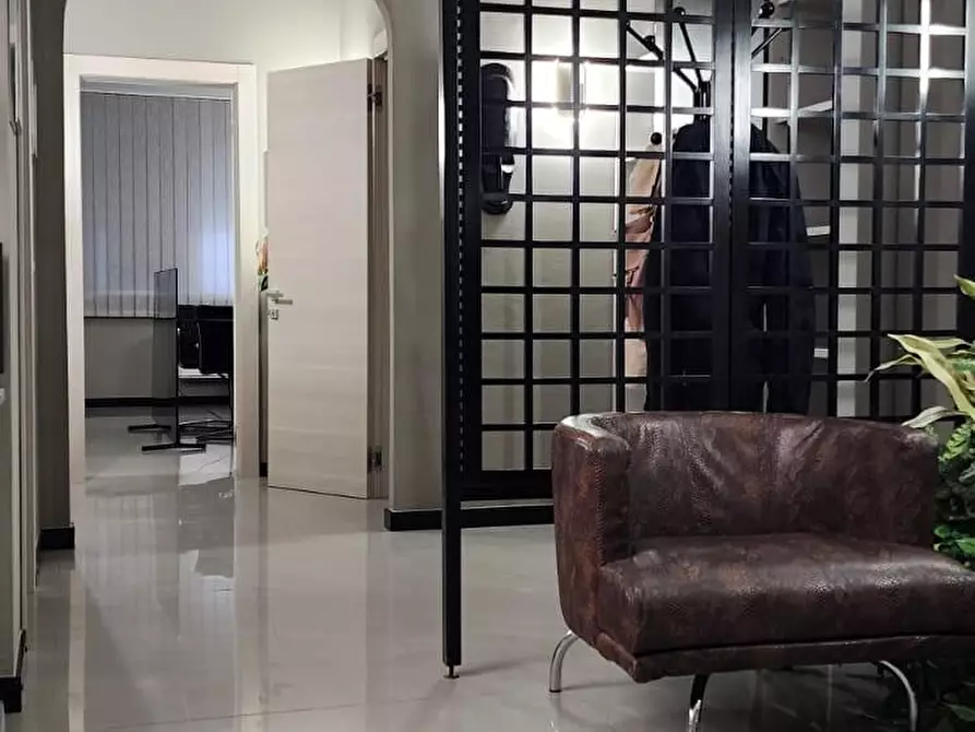 Immagine 6 di Ufficio in vendita  a Lucca