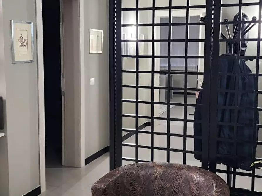 Immagine 9 di Ufficio in vendita  a Lucca