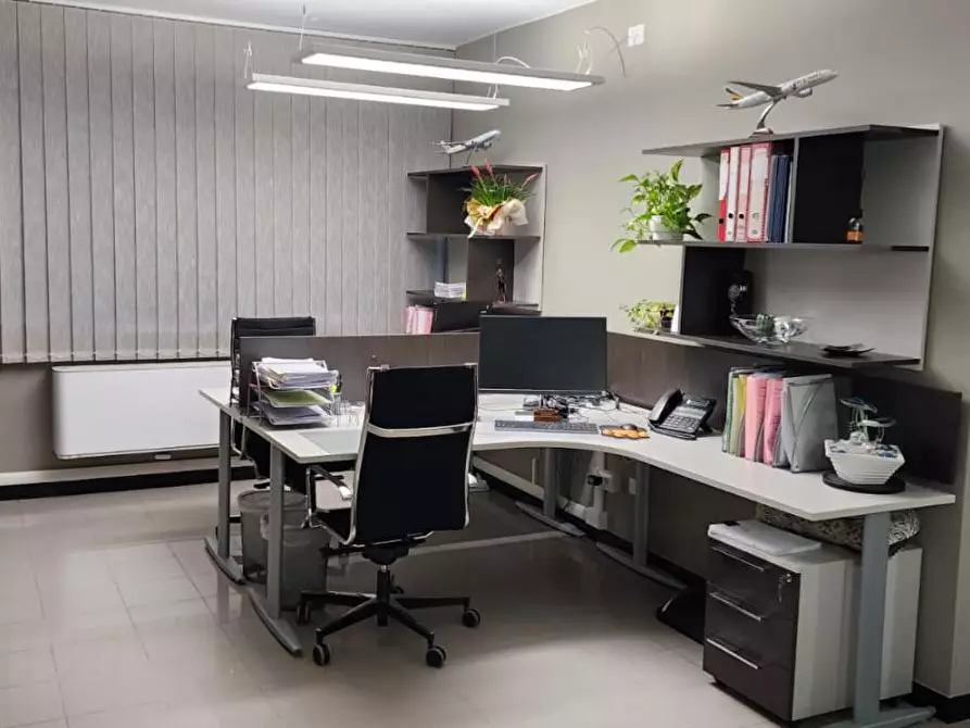 Immagine 11 di Ufficio in vendita  a Lucca