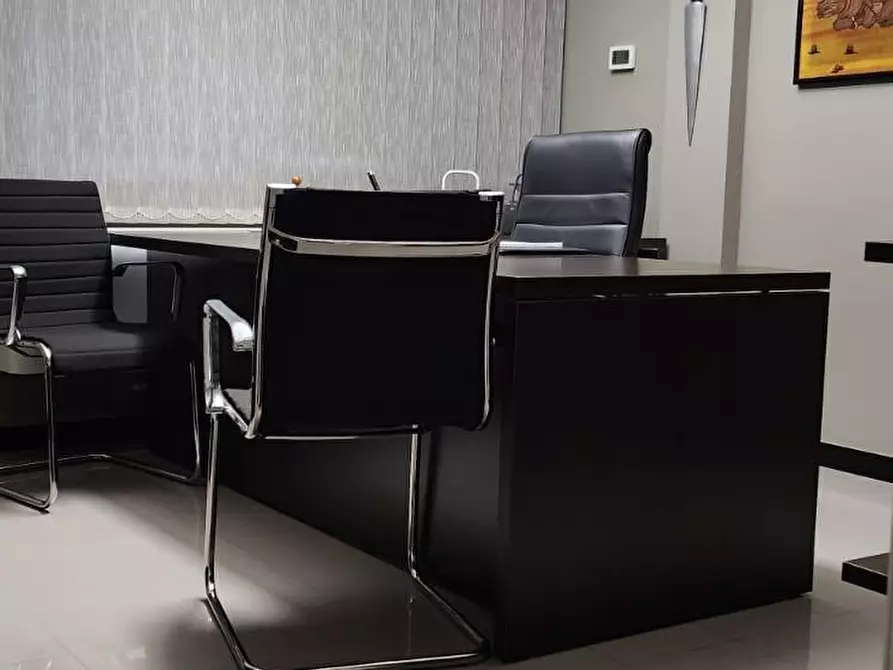 Immagine 14 di Ufficio in vendita  a Lucca