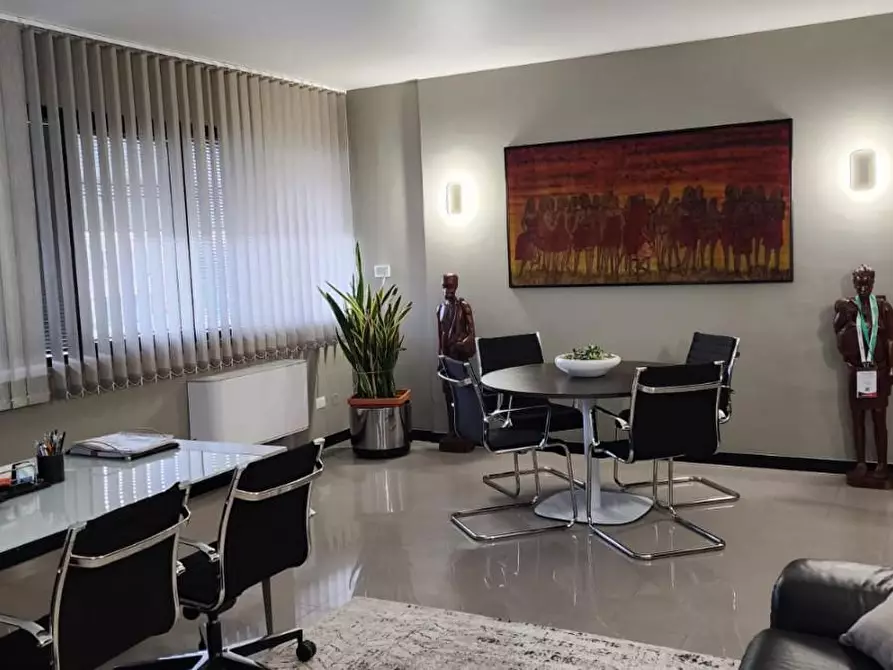 Immagine 4 di Ufficio in vendita  a Lucca