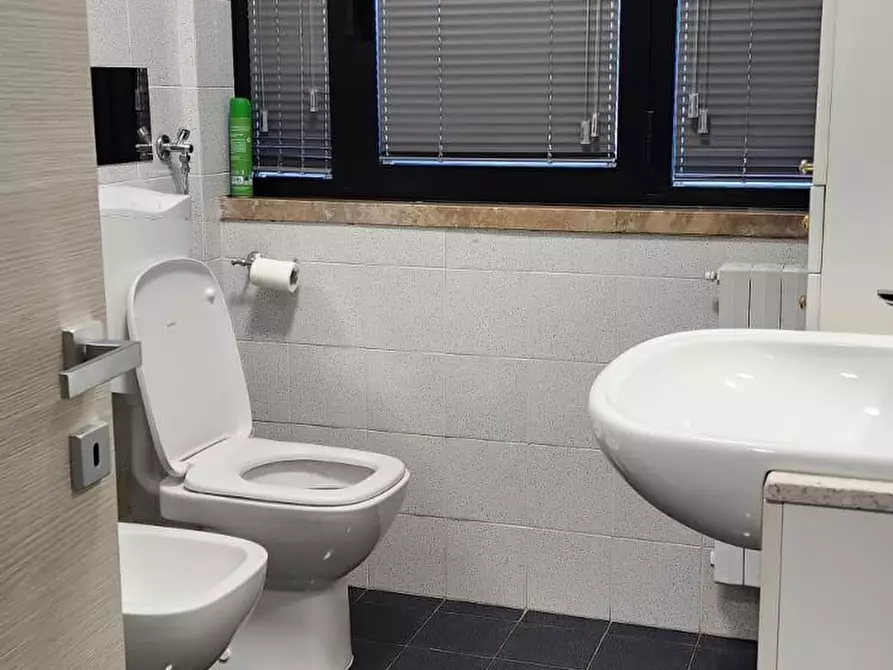 Immagine 17 di Ufficio in vendita  a Lucca